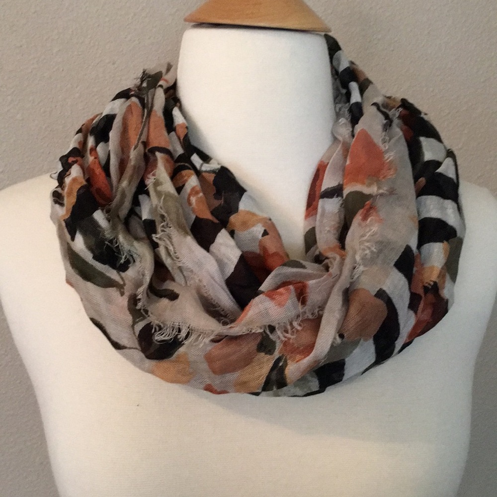 Floral print scarf.